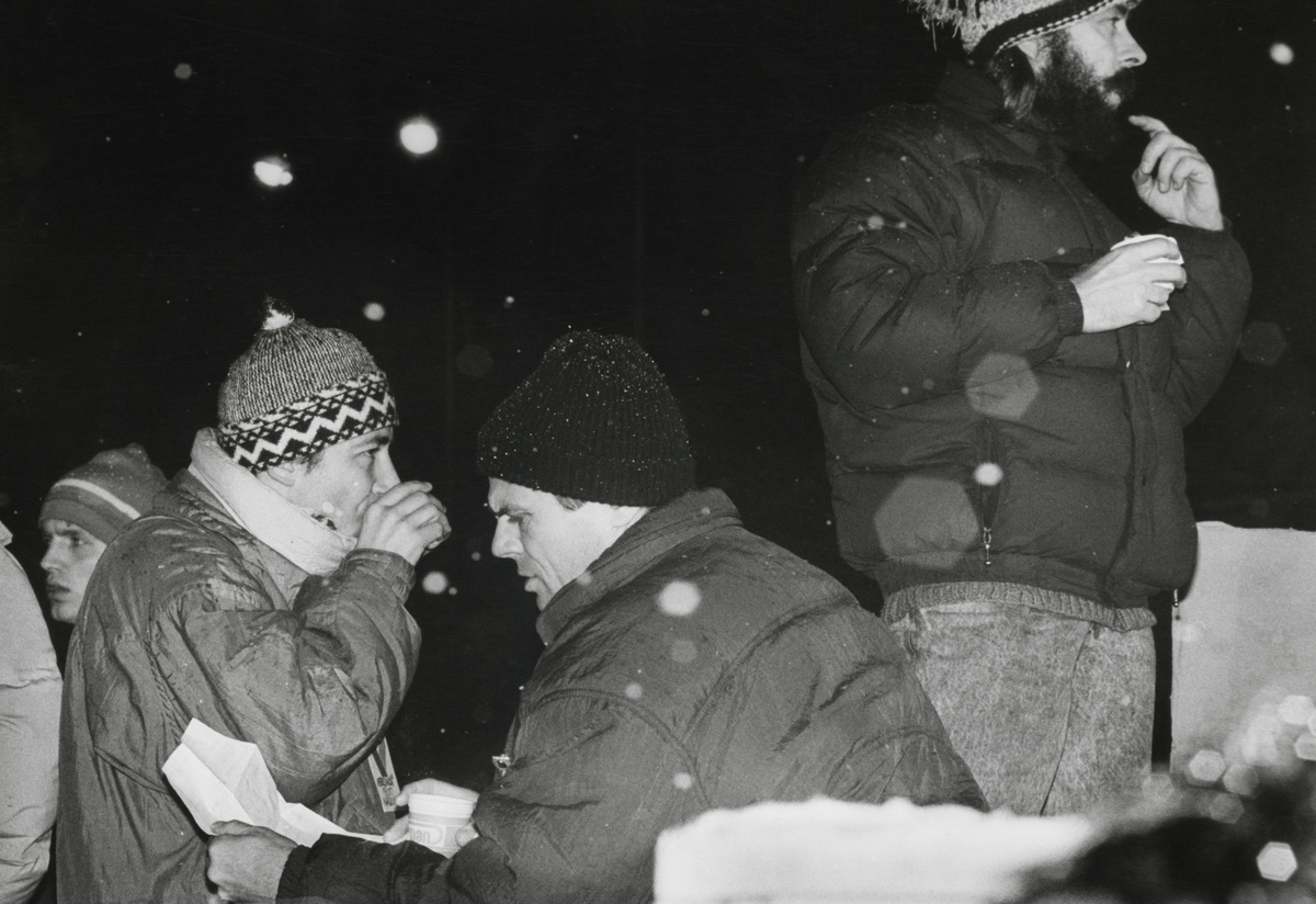 Helena Imrichová, Ján Budaj, Milan Kňažko a Ladislav Snopko na Námestí SNP, 9. december 1989. Slovenská národná galéria
